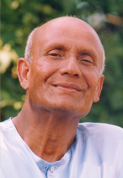 Sri-Chinmoy-sorrindo.jpg